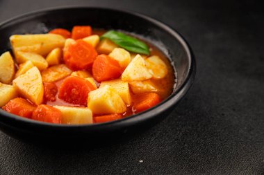 Havuçlu haşlanmış patates. Vejetaryen mezesi. Lezzetli gurme. Yemek arkaplanı.