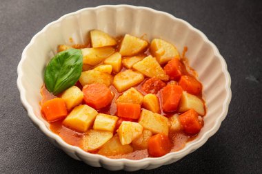 Havuçlu haşlanmış patates. Vejetaryen mezesi. Lezzetli gurme. Yemek arkaplanı.