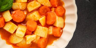 Havuçlu haşlanmış patates. Vejetaryen mezesi. Lezzetli gurme. Yemek arkaplanı.