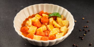 Havuçlu haşlanmış patates. Vejetaryen mezesi. Lezzetli gurme. Yemek arkaplanı.