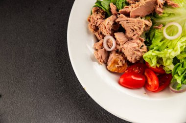 Ton balığı salatası yeşil marul, konserve ton balığı, domates taze lezzetli gurme yemek arkaplanı masanın üstünde rustik yemekler fotokopi alanı keto ve paleo diyet vejetaryen diyeti.