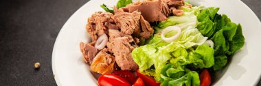 Ton balığı salatası yeşil marul, konserve ton balığı, domates taze lezzetli gurme yemek arkaplanı masanın üstünde rustik yemekler fotokopi alanı keto ve paleo diyet vejetaryen diyeti.