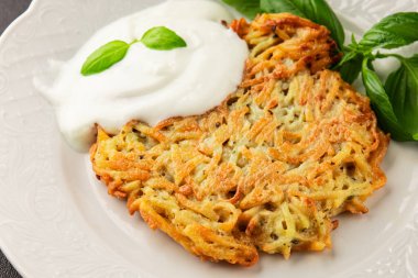 Patatesli gözleme kurutulmuş patatesli pirzola sebze tabağı taze lezzetli gurme yemek arkaplanı masanın üstünde rustik yemekler fotokopi alanı vejetaryen ve vejetaryen yemekleri.