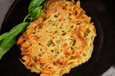 Patatesli gözleme kurutulmuş patatesli pirzola sebze tabağı taze lezzetli gurme yemek arkaplanı masanın üstünde rustik yemekler fotokopi alanı vejetaryen ve vejetaryen yemekleri.