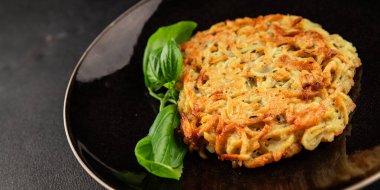 Patatesli gözleme kurutulmuş patatesli pirzola sebze tabağı taze lezzetli gurme yemek arkaplanı masanın üstünde rustik yemekler fotokopi alanı vejetaryen ve vejetaryen yemekleri.