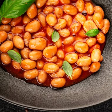 Fasulye güveci domates sosu yaban mersini fasulyesi fasulye fasulyesi Borlotti taze lezzetli gurme yemek arkaplanı masaya rustik gıda üst görünüm fotokopi alanı keto ve paleo diyet vegan ve vegan gıda