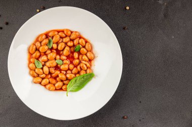 Fasulye güveci domates sosu yaban mersini fasulyesi fasulye fasulyesi Borlotti taze lezzetli gurme yemek arkaplanı masaya rustik gıda üst görünüm fotokopi alanı keto ve paleo diyet vegan ve vegan gıda