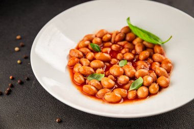 Fasulye güveci domates sosu yaban mersini fasulyesi fasulye fasulyesi Borlotti taze lezzetli gurme yemek arkaplanı masaya rustik gıda üst görünüm fotokopi alanı keto ve paleo diyet vegan ve vegan gıda