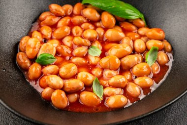 Fasulye güveci domates sosu yaban mersini fasulyesi fasulye fasulyesi Borlotti taze lezzetli gurme yemek arkaplanı masaya rustik gıda üst görünüm fotokopi alanı keto ve paleo diyet vegan ve vegan gıda