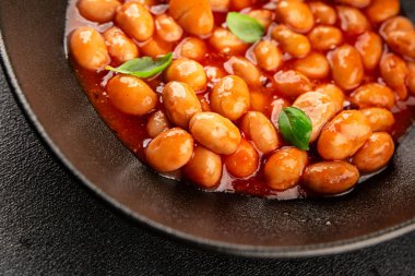 Fasulye güveci domates sosu yaban mersini fasulyesi fasulye fasulyesi Borlotti taze lezzetli gurme yemek arkaplanı masaya rustik gıda üst görünüm fotokopi alanı keto ve paleo diyet vegan ve vegan gıda