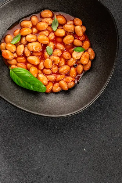 Fasulye güveci domates sosu yaban mersini fasulyesi fasulye fasulyesi Borlotti taze lezzetli gurme yemek arkaplanı masaya rustik gıda üst görünüm fotokopi alanı keto ve paleo diyet vegan ve vegan gıda