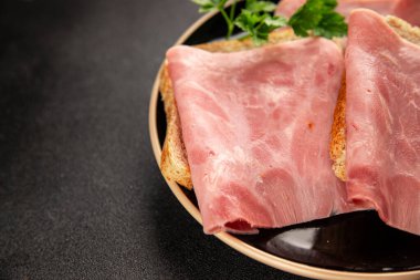 Jambon eti dilimler domuz eti taze lezzetli gurme yemek arkaplanı masa üzerinde rustik gıda üst görünüm fotokopi alanı