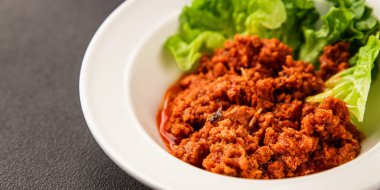 Ton balığı soslu balık konservesi taze lezzetli gurme yemek arkaplanı masanın üstünde rustik gıda fotokopi alanı keto ve paleo diyet vejetaryen diyeti.