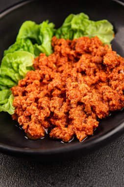 Ton balığı soslu balık konservesi taze lezzetli gurme yemek arkaplanı masanın üstünde rustik gıda fotokopi alanı keto ve paleo diyet vejetaryen diyeti.