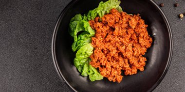 Ton balığı soslu balık konservesi taze lezzetli gurme yemek arkaplanı masanın üstünde rustik gıda fotokopi alanı keto ve paleo diyet vejetaryen diyeti.