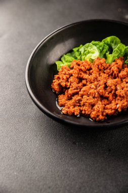 Ton balığı soslu balık konservesi taze lezzetli gurme yemek arkaplanı masanın üstünde rustik gıda fotokopi alanı keto ve paleo diyet vejetaryen diyeti.