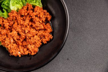 Ton balığı soslu balık konservesi taze lezzetli gurme yemek arkaplanı masanın üstünde rustik gıda fotokopi alanı keto ve paleo diyet vejetaryen diyeti.