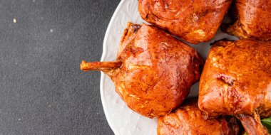 Eklem füme et, jambon roulka taze şiş lezzetli gurme yemek arkaplanı masa kırsal yemek üst görünüm kopyalama alanı