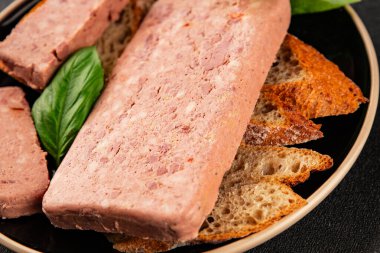 Pate et biber domuz ciğeri, domuz eti riyet taze lezzetli gurme yemek arka planı masa rustik gıda üst görünüm fotokopi alanı