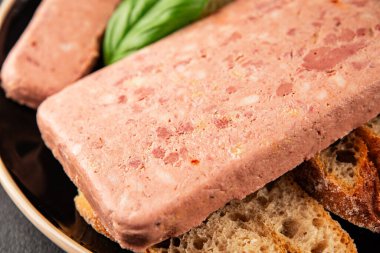 Pate et biber domuz ciğeri, domuz eti riyet taze lezzetli gurme yemek arka planı masa rustik gıda üst görünüm fotokopi alanı