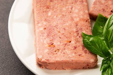 Pate et biber domuz ciğeri, domuz eti riyet taze lezzetli gurme yemek arka planı masa rustik gıda üst görünüm fotokopi alanı