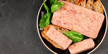 Pate et biber domuz ciğeri, domuz eti riyet taze lezzetli gurme yemek arka planı masa rustik gıda üst görünüm fotokopi alanı