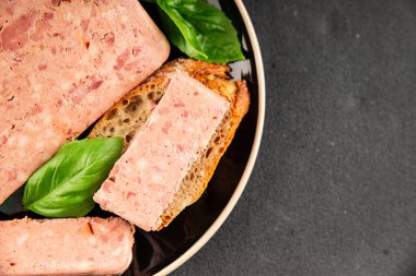 Pate et biber domuz ciğeri, domuz eti riyet taze lezzetli gurme yemek arka planı masa rustik gıda üst görünüm fotokopi alanı