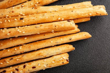 Grissini ekmeği tam tahıllı mısır gevreği taze lezzetli gurme yemek arkaplanı masa rustik gıda üst görünüm fotokopi alanı