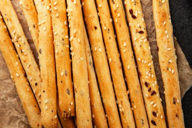 Grissini ekmeği tam tahıllı mısır gevreği taze lezzetli gurme yemek arkaplanı masa rustik gıda üst görünüm fotokopi alanı