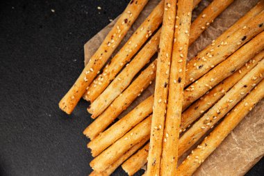 Grissini ekmeği tam tahıllı mısır gevreği taze lezzetli gurme yemek arkaplanı masa rustik gıda üst görünüm fotokopi alanı