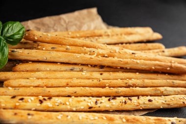 Grissini ekmeği tam tahıllı mısır gevreği taze lezzetli gurme yemek arkaplanı masa rustik gıda üst görünüm fotokopi alanı