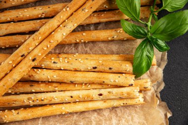 Grissini ekmeği tam tahıllı mısır gevreği taze lezzetli gurme yemek arkaplanı masa rustik gıda üst görünüm fotokopi alanı