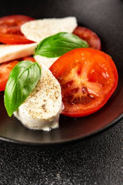 Caprese salatası mozzarella ve domates, fesleğen taze lezzetli gurme yemek arkaplan masa üzerinde rustik gıda üst görünüm fotokopi alanı keto ve paleo diyet vegan ve vegan gıda