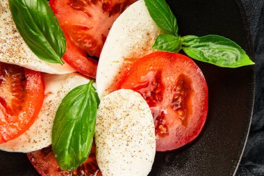 Caprese salatası mozzarella ve domates, fesleğen taze lezzetli gurme yemek arkaplan masa üzerinde rustik gıda üst görünüm fotokopi alanı keto ve paleo diyet vegan ve vegan gıda