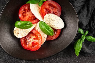 Caprese salatası mozzarella ve domates, fesleğen taze lezzetli gurme yemek arkaplan masa üzerinde rustik gıda üst görünüm fotokopi alanı keto ve paleo diyet vegan ve vegan gıda