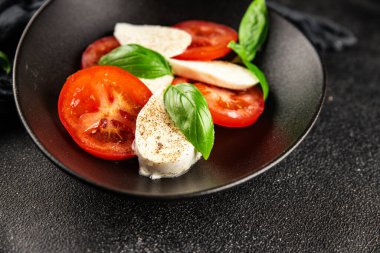 Caprese salatası mozzarella ve domates, fesleğen taze lezzetli gurme yemek arkaplan masa üzerinde rustik gıda üst görünüm fotokopi alanı keto ve paleo diyet vegan ve vegan gıda