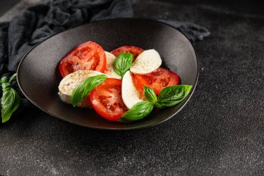 Caprese salatası mozzarella ve domates, fesleğen taze lezzetli gurme yemek arkaplan masa üzerinde rustik gıda üst görünüm fotokopi alanı keto ve paleo diyet vegan ve vegan gıda