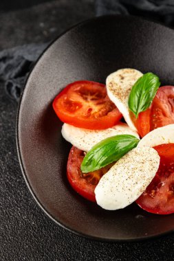 Caprese salatası mozzarella ve domates, fesleğen taze lezzetli gurme yemek arkaplan masa üzerinde rustik gıda üst görünüm fotokopi alanı keto ve paleo diyet vegan ve vegan gıda