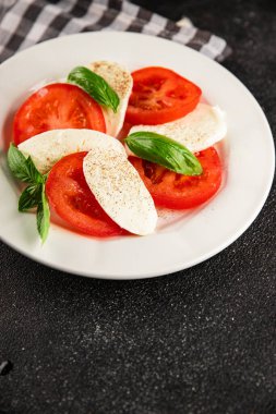 Caprese salatası mozzarella ve domates, fesleğen taze lezzetli gurme yemek arkaplan masa üzerinde rustik gıda üst görünüm fotokopi alanı keto ve paleo diyet vegan ve vegan gıda