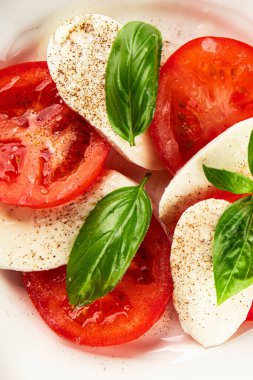Caprese salatası mozzarella ve domates, fesleğen taze lezzetli gurme yemek arkaplan masa üzerinde rustik gıda üst görünüm fotokopi alanı keto ve paleo diyet vegan ve vegan gıda