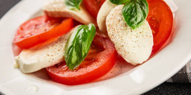 Caprese salatası mozzarella ve domates, fesleğen taze lezzetli gurme yemek arkaplan masa üzerinde rustik gıda üst görünüm fotokopi alanı keto ve paleo diyet vegan ve vegan gıda
