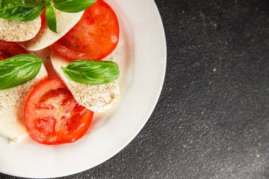 Caprese salatası mozzarella ve domates, fesleğen taze lezzetli gurme yemek arkaplan masa üzerinde rustik gıda üst görünüm fotokopi alanı keto ve paleo diyet vegan ve vegan gıda