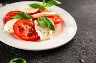 Caprese salatası mozzarella ve domates, fesleğen taze lezzetli gurme yemek arkaplan masa üzerinde rustik gıda üst görünüm fotokopi alanı keto ve paleo diyet vegan ve vegan gıda