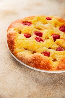 Tatlı turta ahududu frangipane tatlısı taze gurme yemekleri pişiriyor masanın üstünde rustik yiyecekler üst manzara fotokopi alanı