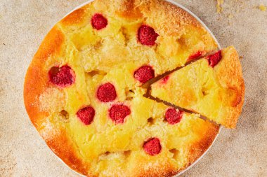 Tatlı turta ahududu frangipane tatlısı taze gurme yemekleri pişiriyor masanın üstünde rustik yiyecekler üst manzara fotokopi alanı