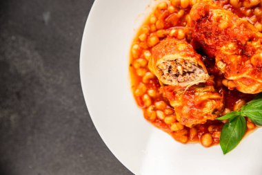 Doldurulmuş lahana sosu, fasulye eti, lahana, taze lezzetli gurme yemek arkaplanı kırsal yiyecekler, fotokopi alanı.