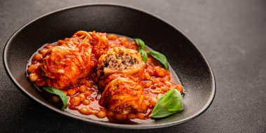 Doldurulmuş lahana sosu, fasulye eti, lahana, taze lezzetli gurme yemek arkaplanı kırsal yiyecekler, fotokopi alanı.