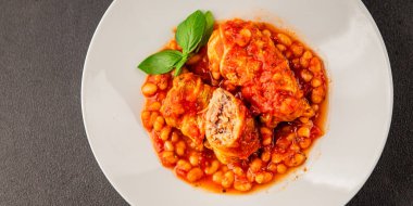 Doldurulmuş lahana sosu, fasulye eti, lahana, taze lezzetli gurme yemek arkaplanı kırsal yiyecekler, fotokopi alanı.