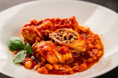 Doldurulmuş lahana sosu, fasulye eti, lahana, taze lezzetli gurme yemek arkaplanı kırsal yiyecekler, fotokopi alanı.