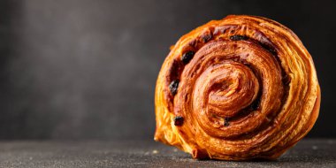Kuru üzümlü çörek tatlı puf börek taze lezzetli gurme yemek arkaplanı masa kırsal yiyeceklerin üst görünümü fotokopi alanı